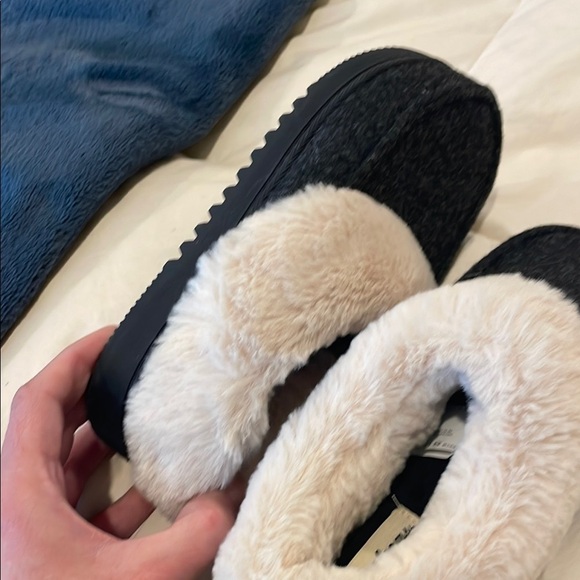 Dearfoams Women's Slippers in Black and Cream - Picture 5 of 7